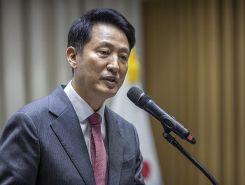 檢, '여론조사 비용대납 의혹' 오세훈 소환 조사