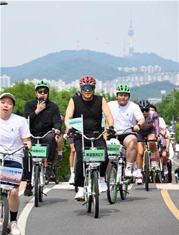 오세훈 서울시장 '투표합시다' 깃발 달고 따릉이로 자전거 대회 참가
