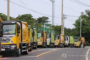 쓰레기차 줄줄이 발 묶였다…제주 동복리 ‘진입로 봉쇄’ 사태