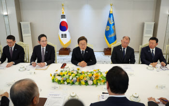 李 자서전 읽었다는 이재용 회장…"고임금 일자리 창출 노력"