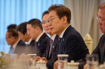 재계 만난 이재명 대통령 "정부·민간 협력해 국익 지키자"