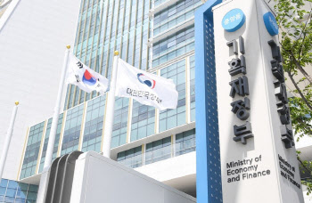 작년보다 세수 45조 더 걷어야…2차 추경에 조정 검토