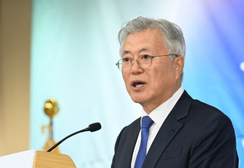 '뇌물수수 혐의' 문재인 전 대통령, 17일 재판 시작