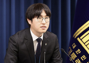 ‘AI 수석’ 77년생 하정우, '천만배우' 제쳤다…포털 장악