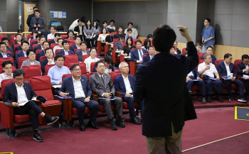 다주택자 대출규제·지분공유제…與 공부모임서 나온 부동산제언은?