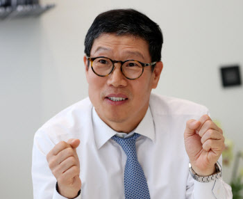 "계약협상·위기대응 셀럽 생애관리…韓최초 토털 에이전시 도입"