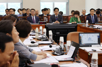 尹거부권 행사한 지역화폐법, 與 주도 행안위 통과