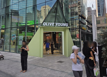 올리브영vs시코르, 강남역 '결투'…소비자, 어디서 지갑열까