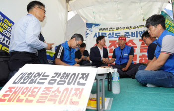 미뤄지는 해수장관 임명 속…전재수 만난 노조, 단식농성 마무리