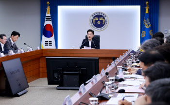 전국적인 폭우로 '부산 타운홀 미팅' 취소