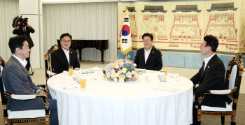 우 의장 만난 李대통령 "입법부와 잘 협력하겠다"