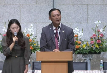 '부정선거론' 모스 탄, 교회 찾아 "목사들 발언 두려워 말라"