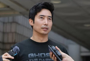 "제대한 지가 언젠데 아직도 대위" 비난…이근, 600만원 받는다