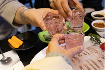 무더운 여름, 술에 기대는 노년층 늘고 있어 주의