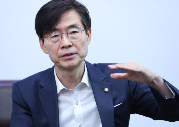 ‘특검보다 빠른 인적 쇄신’ 조경태 “시작은 尹 관저 간 45명부터”