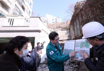 "더 이상 못 미뤄"…동작구, 신노량진시장 연내 철거 추진
