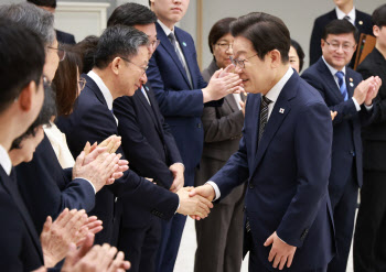 李 취임 50일…‘실용 인사’ 기조 속 일부 후보자 논란 ‘불씨’