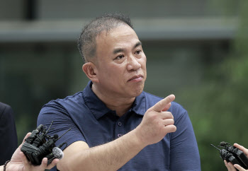 김건희 특검 출석한 명태균 "강혜경 거짓말…진실 궁금하다"