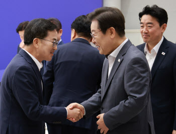 李 만난 김동연 "포천도 특별재난지역으로 지정해달라"