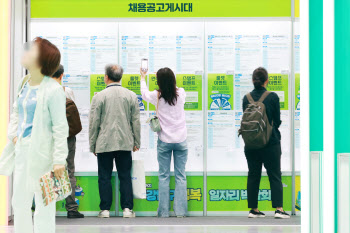 하반기 일자리 반도체만 증가...섬유 감소