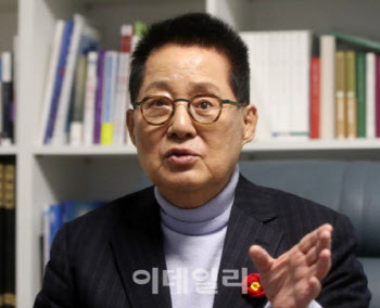 뜨거운 조국 사면론…박지원 "李 대통령 당선에 큰 기여"