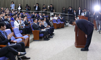 정청래 당대표, '의원들에게 90도 인사'