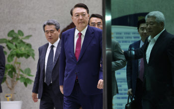 특검 "尹, 속옷차림 더위 피할 목적 아냐"…윤측과 진실공방