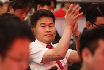 국힘 전대, 컨벤션 효과 대신 역풍만…지지율 추락·전한길 파문