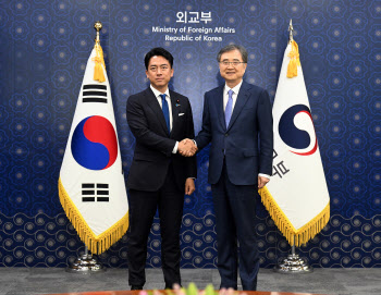 조현 외교장관, 日 차기총리 유력주자 고이즈미 만났다