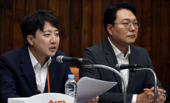 “윤미향 광복절 사면, 어린이날에 조두순 사면한 격” 맹공