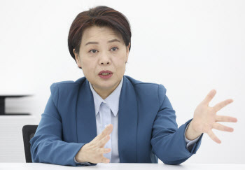 野윤희숙, 여의도연구원장 사퇴…"혁신 후보 지지"