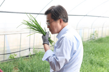 '친환경급식 수호자' 김동연 "제가 있는 한 후퇴는 없다"