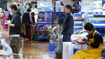 “고수온에 가격 치솟아”…밥상 ‘국민 횟감’의 위기