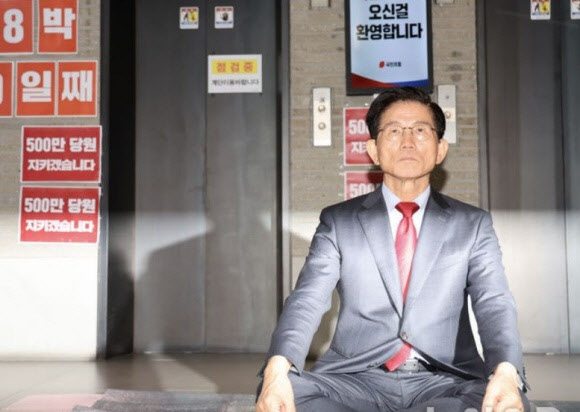 김문수 국민의힘 당대표 후보가 21일 서울 영등포구 국민의힘 당사에서 인터뷰하고 있다.