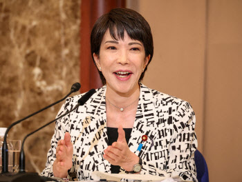 “한국 기어오르잖아” 호통친 ‘아베걸’ 日 여론조사 1위