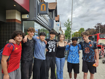 청년들이 배에서 사는 이유…암호화폐 과외까지, 왜?