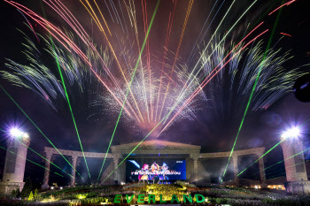 넷플릭스 ‘케데헌’ 불꽃쇼로…에버랜드 밤하늘 수놓는다