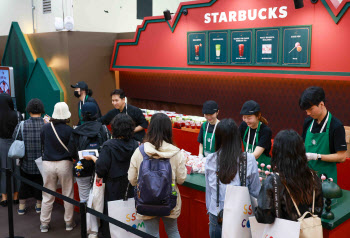 "미리 만나는 크리스마스" 스타벅스, 美지엄에서 겨울 상품 선공개