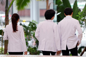 "우린 주 100시간 일 해" 런베뮤 논란에 의사들 '발끈'