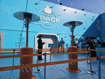 韓상륙한 ‘젤리캣’…‘우주선’서 즐기는 소프트토이