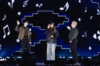 NCT·세븐틴 떠나니 BTS·엑소 온다…톱아이돌 '군백기' 배턴 교체