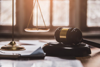 망치·식칼 들고 경찰 위협, 깨물기까지..30대 집유