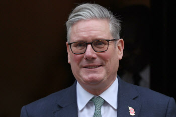 ‘인기 없는 총리’ 英스타머, 사퇴 위기?…‘내부 쿠테타 논란’