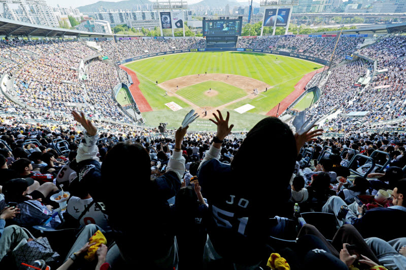 응원하는 프로야구 관중들. (사진=연합뉴스)