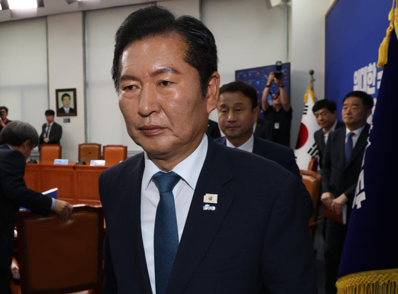 [이데일리 노진환 기자] 정청래 더불어민주당 대표가 24일 서울 여의도 국회에서 열린 최고위원회의를 마친 후 회의실을 나서고 있다. 정 대표는 이날 당 대표직을 내려놓았다.