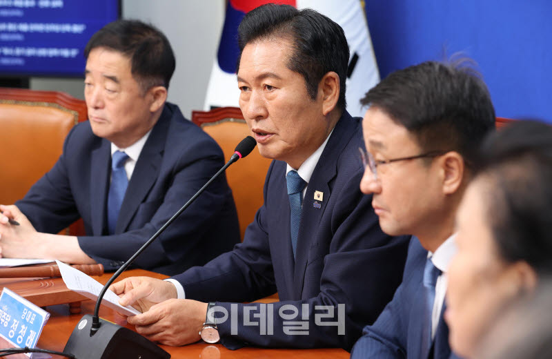 [이데일리 노진환 기자] 정청래 더불어민주당 대표가 24일 서울 여의도 국회에서 열린 최고위원회의에서 당대표직을 사퇴하며 발언 하고 있다.