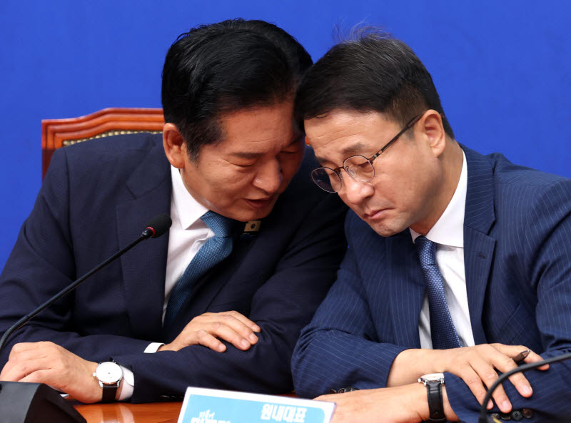 [이데일리 노진환 기자] 정청래 더불어민주당 대표와 한병도 원내대표가 24일 서울 여의도 국회에서 열린 최고위원회의에서 대화하고 있다.