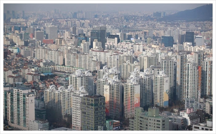 부동산·유통업 흔들리면 금융권도 흔들린다…기업대출 3분의 1 집중