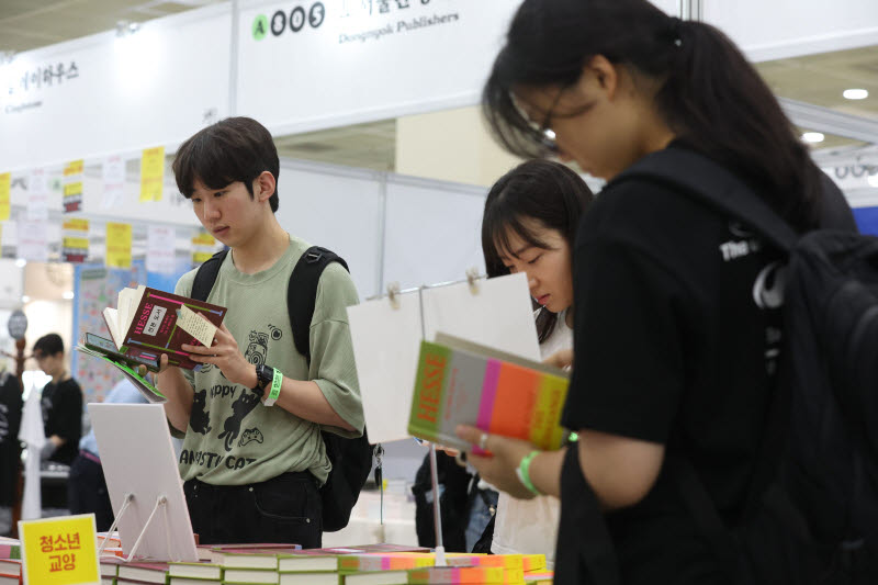 [이데일리 이영훈 기자] 24일 서울 강남구 코엑스에서 열린 '2026 서울국제도서전'을 찾은 시민들이 책을 읽고 있다.