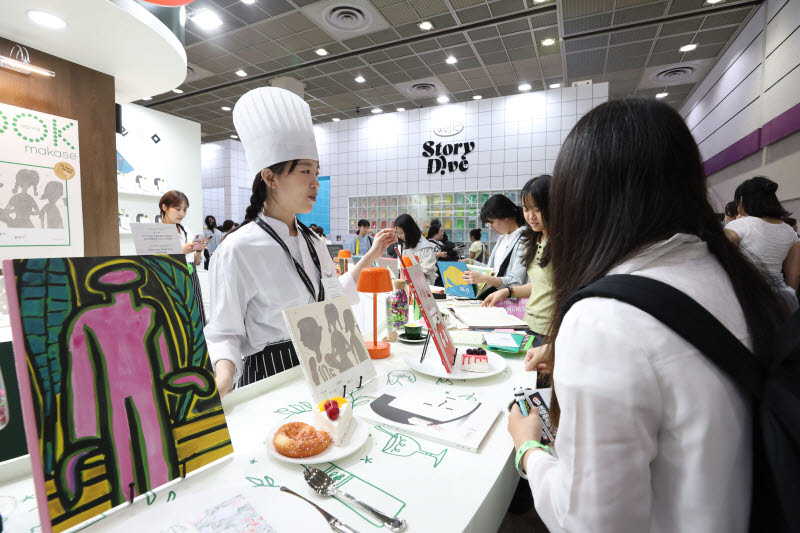 [이데일리 이영훈 기자] 24일 서울 강남구 코엑스에서 열린 '2026 서울국제도서전'을 찾은 시민들이 책을 읽고 있다.